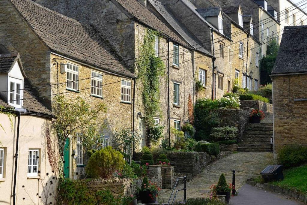 Stylish One Bedroom Cotswold Coach House Tetbury Bagian luar foto